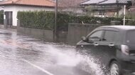 「水深が車の床面を超えたらもう危険!」ドライバーに知ってほしい豪雨時の“冠水道路”走行のリスク