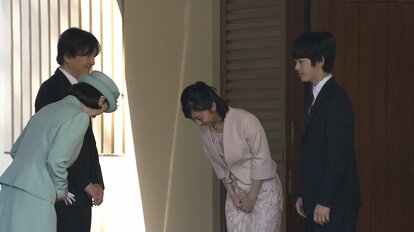 佳子さま、悠仁さまの見送りを受けられる秋篠宮ご夫妻（4日午前8時半ごろ 秋篠宮邸）