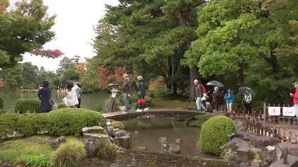日中最高気温は13.8度…「文化の日」木々が色づき始めた金沢・兼六園を無料開放 観光客が風情楽しむ