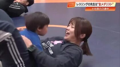 金メダリストにタックルだ！親子レスリング教室　桜井つぐみ＆清岡幸大郎選手が直接指導
