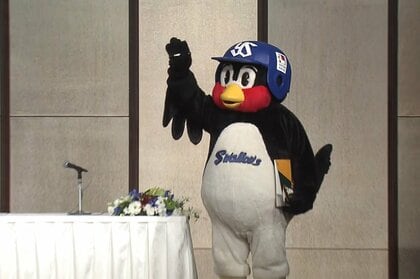 【速報】つば九郎が主催2000試合出場の偉業へ王手！ 記者会見でも“カンペトーク”が炸裂…「マスコットとは何か」にどう答えた？
