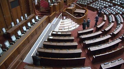 木目調の国会「議場」に白い坂！参院に車いす用スロープ試作品　完成品は見栄えも重視でお値段は…