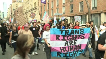 トランプ政権が排除掲げる「トランスジェンダー」がNYで抗議デモ 約400人が