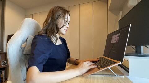 「いつか海外に住んで動画編集の仕事をしたい」20代女性が「副業」として取り組む動画編集　技術の習得も仕事の受注も「オンライン」で完結
