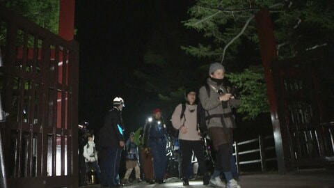 「ご来光」求め登山者にぎわう富士山の山開き　軽装登山で27人に指導も　静岡側のルートも開山で13年ぶり2県同時