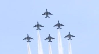 2021年4月に砺波市上空を飛行するブルーインパルス