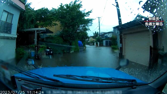 坂を下った先にある住宅街へ