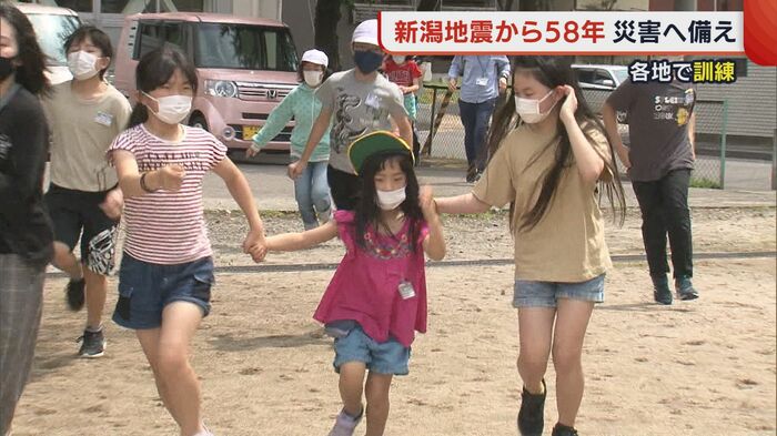 上級生が下級生の手を引いて避難