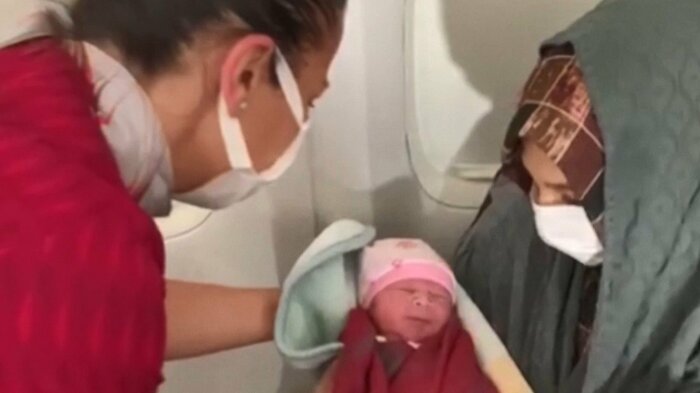 上空1万メートルの航空機内でうまれた赤ちゃん