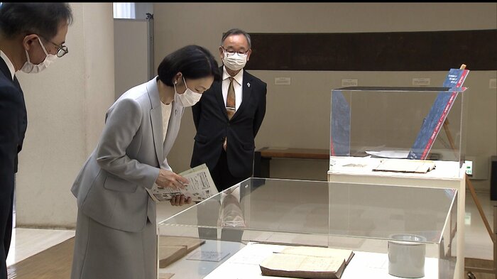 テーマ展示「結核療養と清瀬」をご覧になられる紀子さま(2022年4月11日)