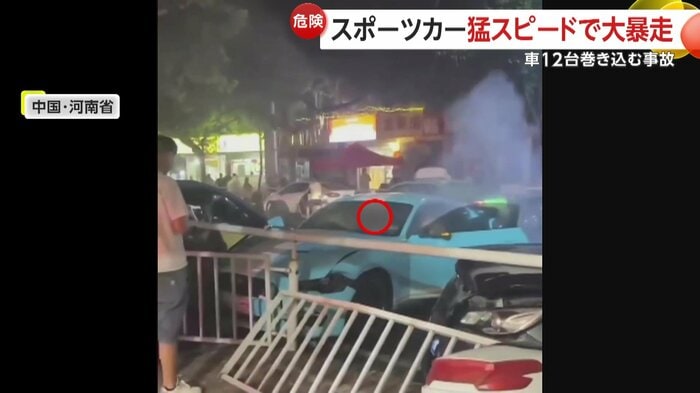 煙が立ち昇るスポーツカー(中国SNSより)