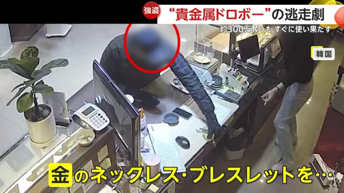 商品をわしづかみにする男(提供:慶尚南道警察庁)