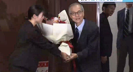 祝福を受ける硤合さん