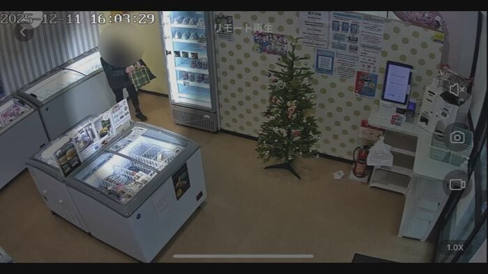 防犯カメラが捉えた万引きの瞬間