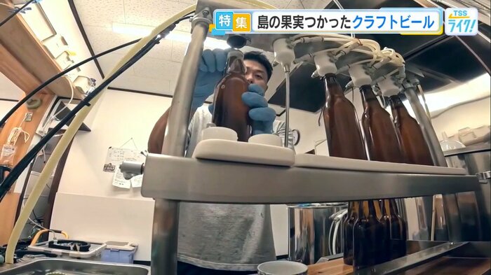 1本1本、手仕事でビン詰めをする森隆則さん