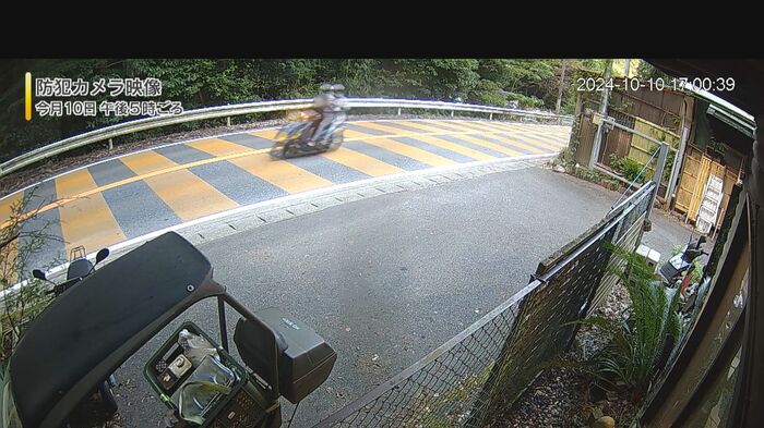 防犯カメラには店の前を通り過ぎる2人乗りのバイクが…