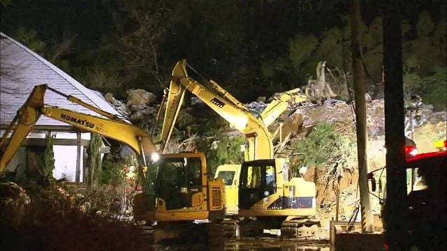 重機と人力で要救助者を探す　（2011年3月）