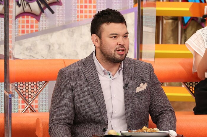 「生駒」の排骨とイカ団子を試食するウルフ・アロン選手