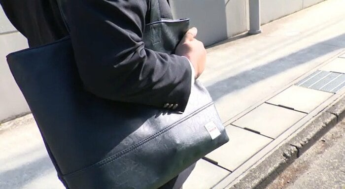 バッグは壁側に持ち、手を添えて持つと良い