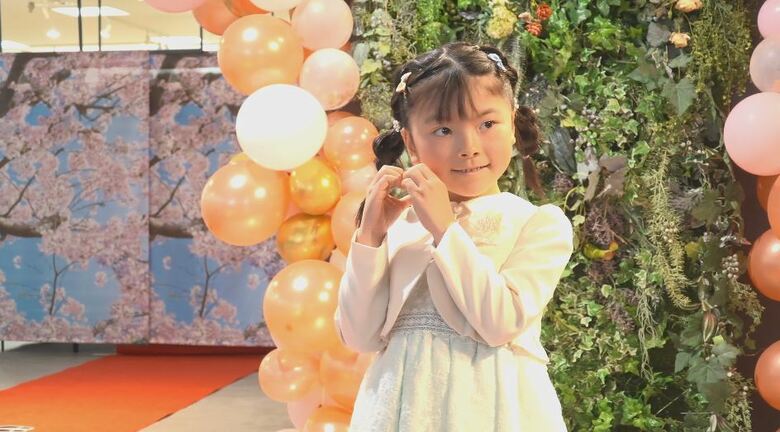 大型店の閉店で“新1年生の晴れ舞台”「入学式向けファッションショー」が開催の危機…“仲間”の協力で場所を変えて無事開催 ランウェイを歩いてかわいくポーズ|FNNプライムオンライン