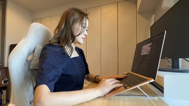 「いつか海外に住んで動画編集の仕事をしたい」20代女性が「副業」として取り組む動画編集　技術の習得も仕事の受注も「オンライン」で完結｜FNNプライムオンライン