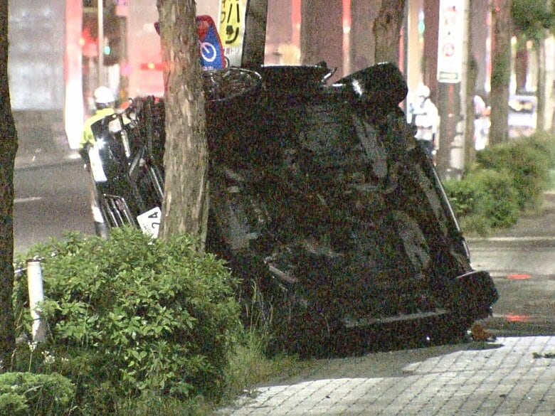 スピード出して前を走っていた車に追突か 弾みでガードパイプに突っ込み19歳運転手が死亡 制御失った可能性｜FNNプライムオンライン