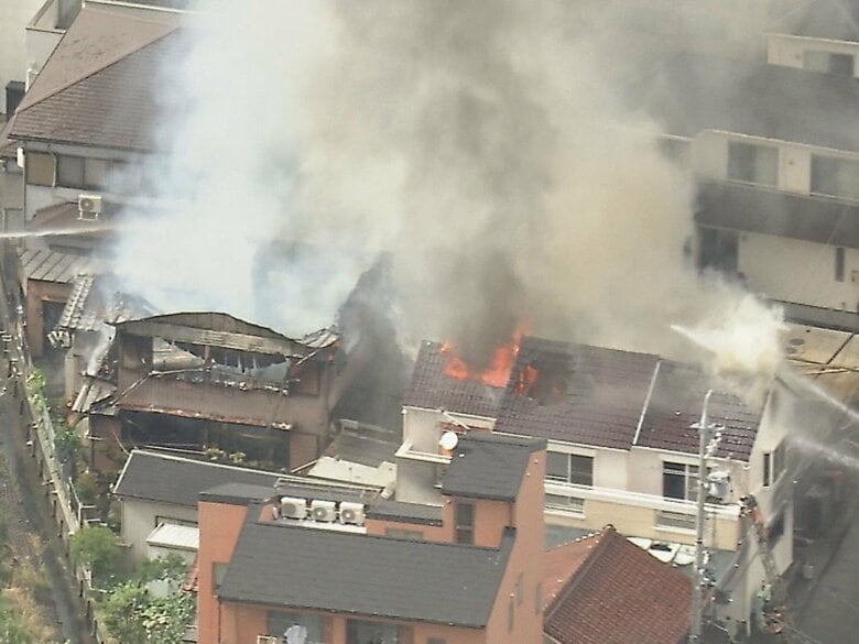 消火活動続く…住宅街で火事 2階建ての家から出火し隣家2棟にも延焼 ケガ人や逃げ遅れの情報なし｜FNNプライムオンライン
