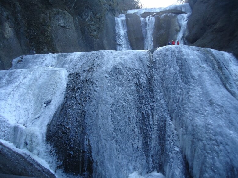 巨大な滝が9年ぶりの完全凍結か…強烈寒波が各地に生み出す「冬の絶景」｜FNNプライムオンライン