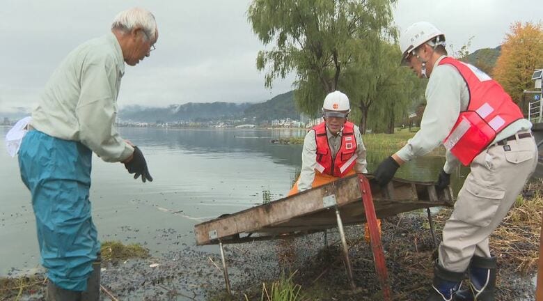 「悪意ある確信犯」諏訪湖畔に「違法」の釣り用台座が40個　原状回復の期限を過ぎても「33個」残る　長野県が撤去作業を開始　ボルトを打ち込んで固定した台座も…　2026年度中に全て撤去する方針｜FNNプライムオンライン