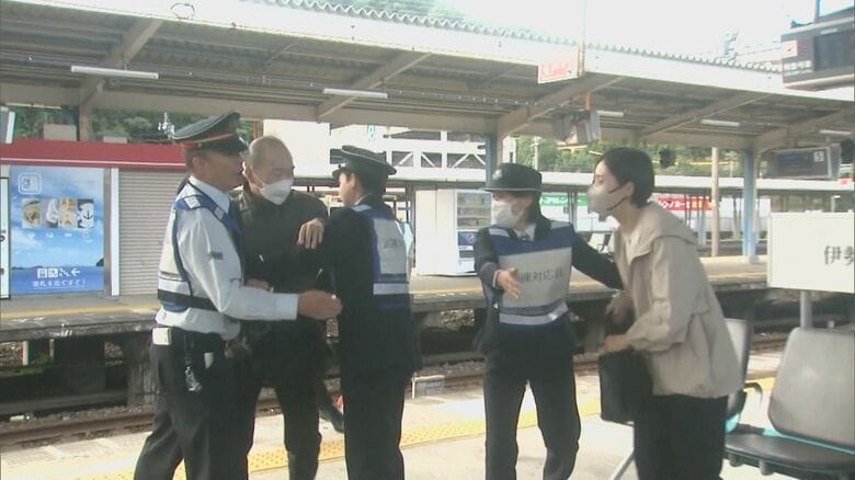 “不倫カップル”の揉め事なども…駅でトラブルを想定した対応訓練 “刃物男”にはパイプ椅子を盾代わりに｜FNNプライムオンライン