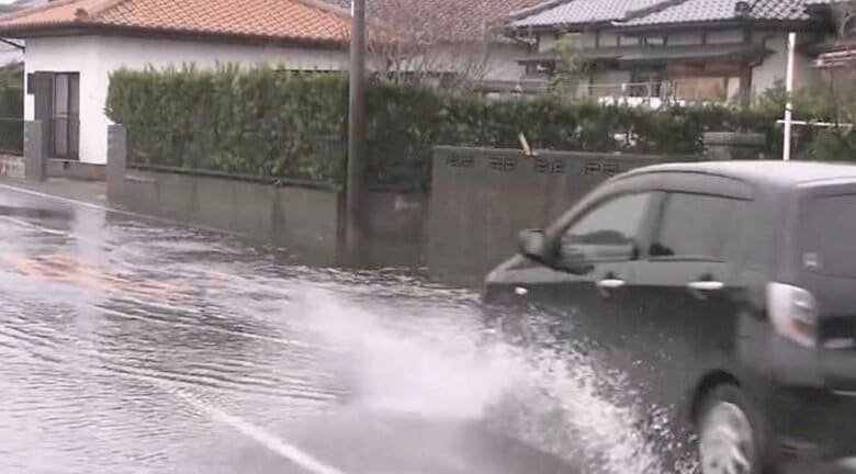 「水深が車の床面を超えたらもう危険！」ドライバーに知ってほしい豪雨時の“冠水道路”走行のリスク｜FNNプライムオンライン