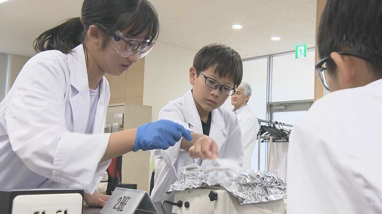 血痕を調べる“ルミノール反応”など…大学で夏休みの子供達が『科捜研』の仕事体験 指紋の検出にも成功｜FNNプライムオンライン