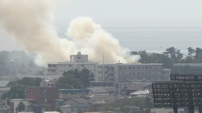≪速報≫新潟市中央区で住宅火災「全面的に火が…」80代男性がやけどを負い救急搬送も意識あり　消火活動中｜FNNプライムオンライン