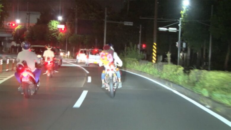 誕生日を”記念”した暴走行為。リーダーの少年のバイクには花束が積まれていた(神奈川県警提供)