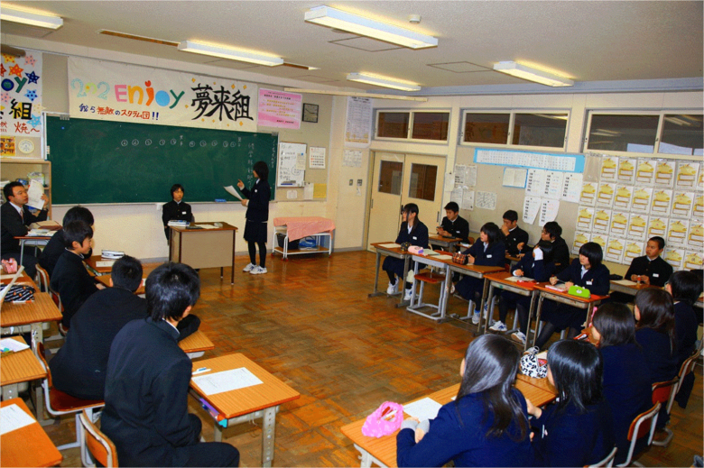 山形県の中学校の少人数学級の授業の様子