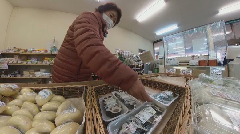 直売所で「のりまん」を手に取る人