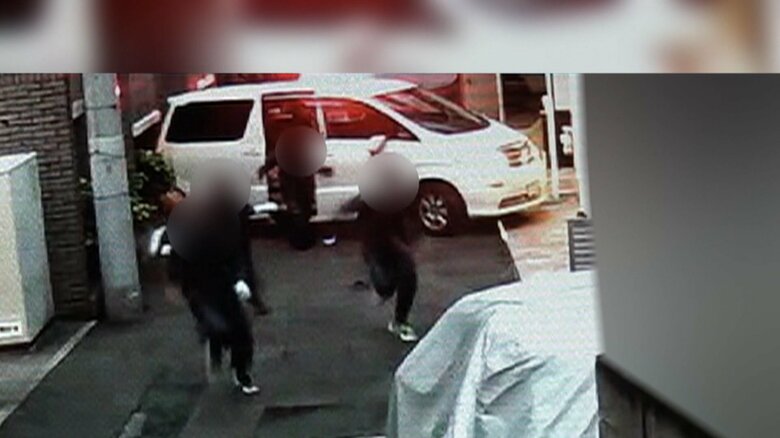 車から飛び出し逃走する実行役