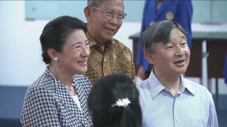 「水くさい」が「水臭い」と感じると話したアルルさんの発言に思わず笑みがこぼれる両陛下