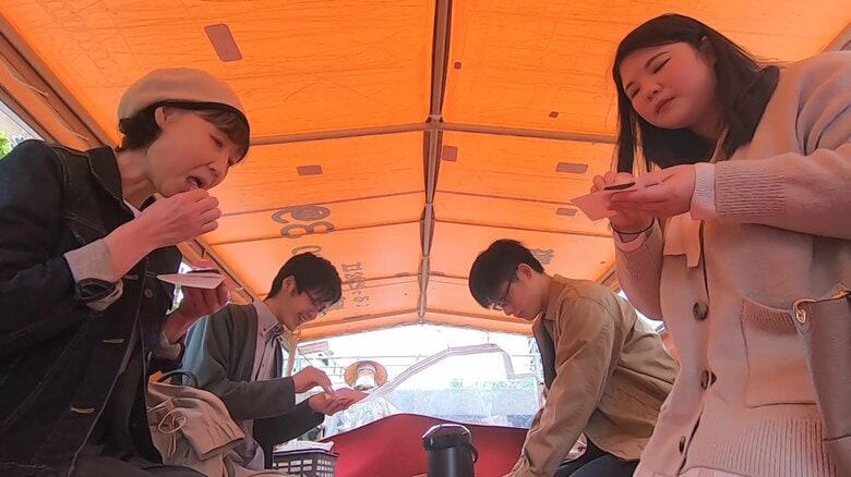 お茶と和菓子を味わう参加者