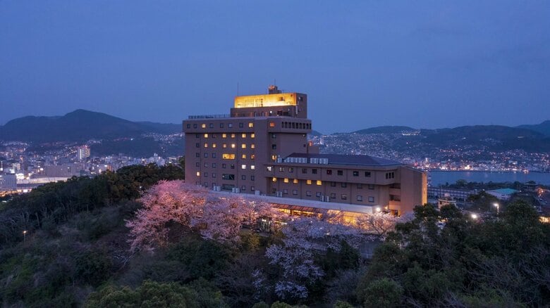 夜は夜景と桜のコラボレーション  提供：稲佐山観光ホテル