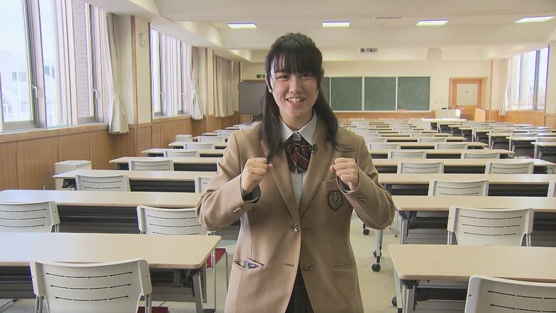 「頑張ります」と手話で伝える西澤さん