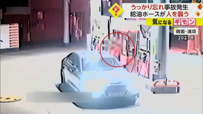 運転手にガソリンスタンドのアルバイトが話しかけている