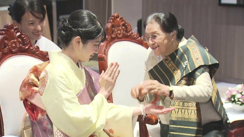 ラオス伝統の幸せを祈る「バーシー」の儀式に臨まれた