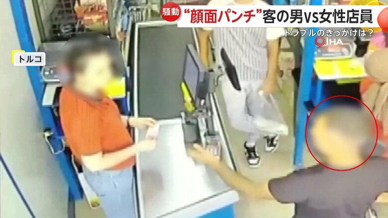 スーパーマーケットの前で何やらもめている男女（7日、トルコ）