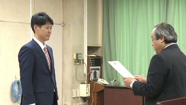 当選から一夜明け当選証書を受け取る佐野英利さん