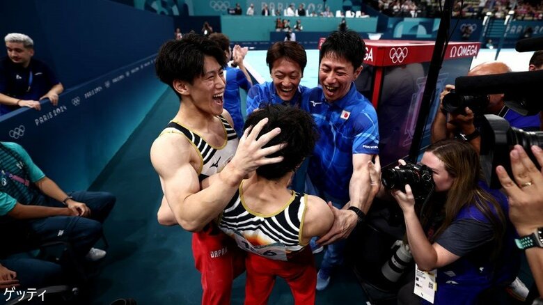 優勝した岡選手を祝福する橋本大輝選手