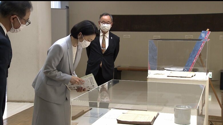 テーマ展示「結核療養と清瀬」をご覧になられる紀子さま（2022年4月11日）