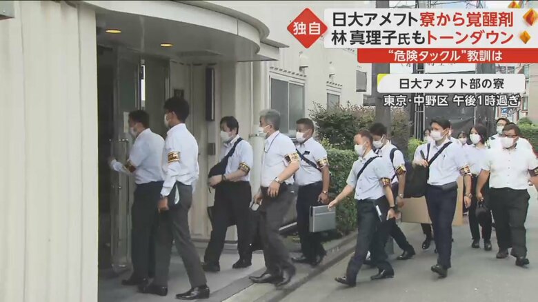 日大アメフト部の寮に家宅捜索に入る警視庁の捜査員ら
