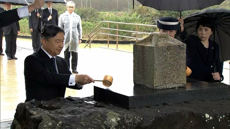 「天山慰霊碑」を訪問された天皇皇后両陛下