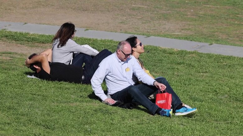 暖冬のスペインで1月に海辺で日光浴